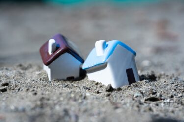 傾いた家の復旧費用